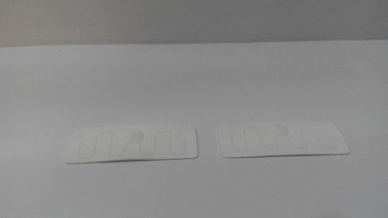 L'autoadesivo dello spazio in bianco tessuto frequenza ultraelevata RFID etichetta l'etichetta per la gestione dell'abito, contatore anti- dell'abito